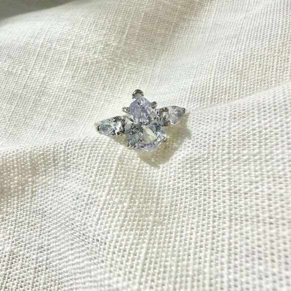 Cubic zirconia pear cut ring - Picture 1 of 3
